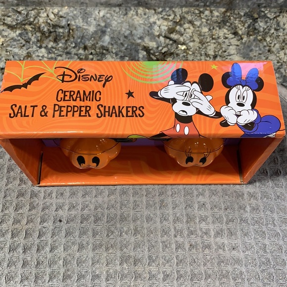 Disney Mickey and Minnie Ceramic Salt and Pepper Shakers - Picture 4 of 5